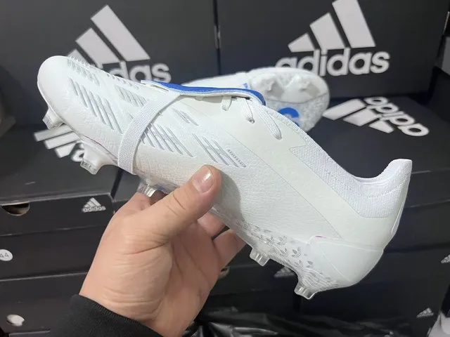 Adidas blanc et bleu sans lacets fermeture à brides contrefort talon translucide terrain ferme chaussures de football 3