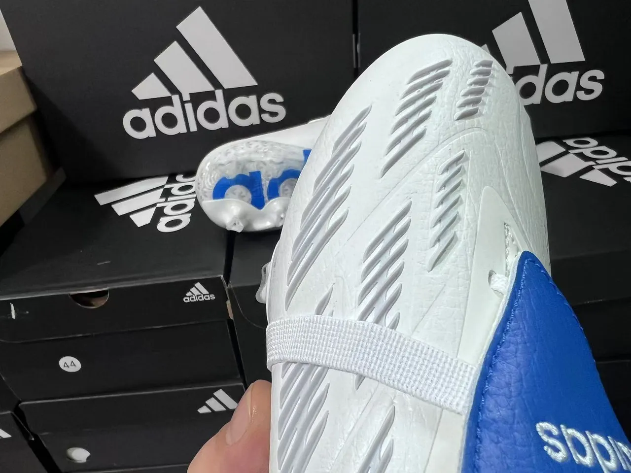 Adidas blanc et bleu sans lacets fermeture à brides contrefort talon translucide terrain ferme chaussures de football 4