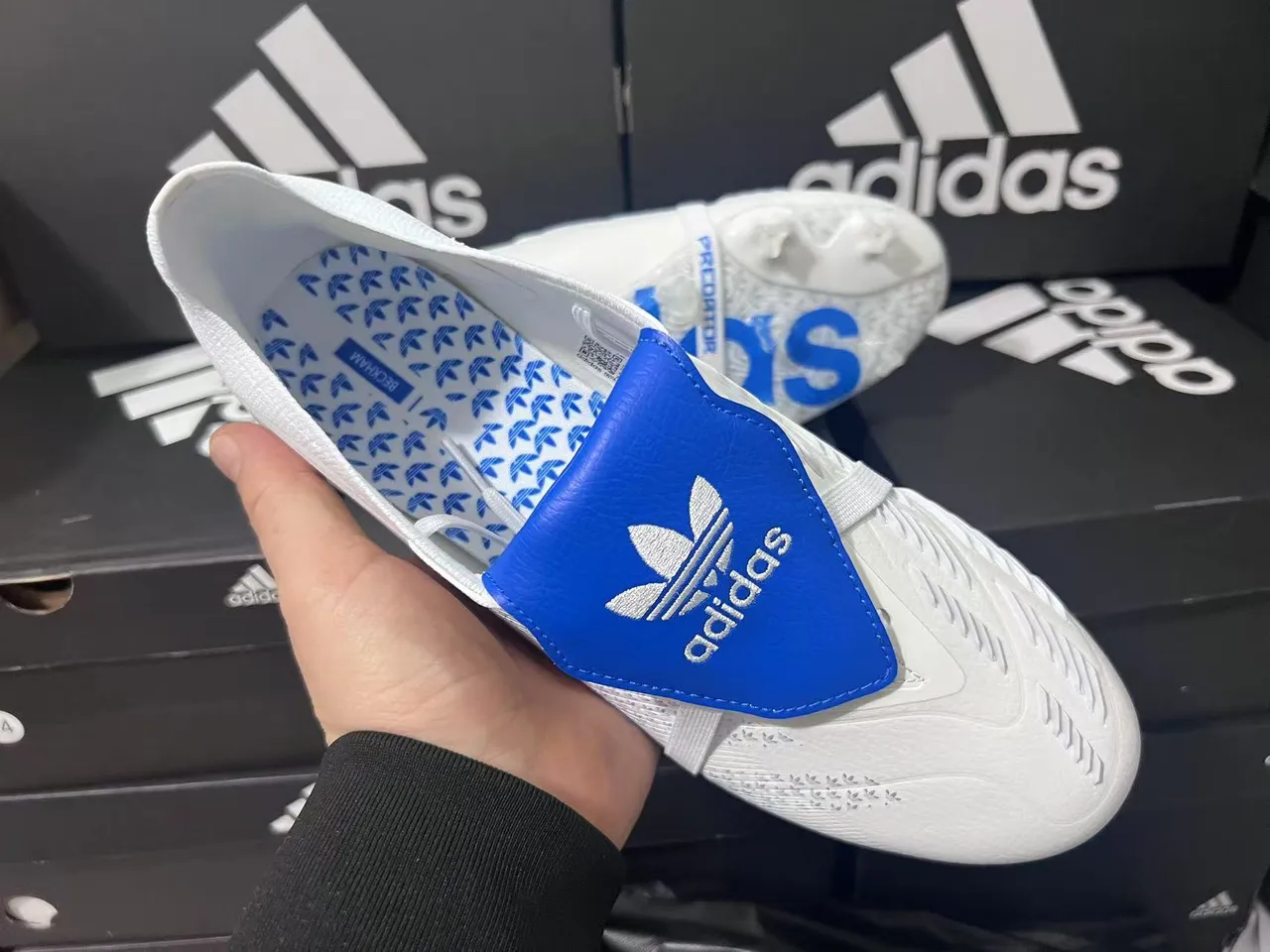 Adidas blanc et bleu sans lacets fermeture à brides contrefort talon translucide terrain ferme chaussures de football 6