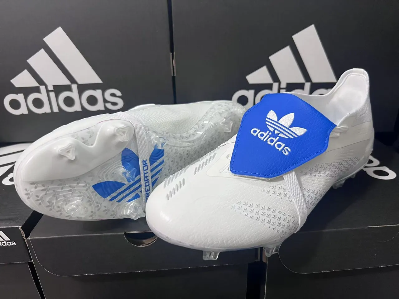 Adidas blanc et bleu sans lacets fermeture à brides contrefort talon translucide terrain ferme chaussures de football 8