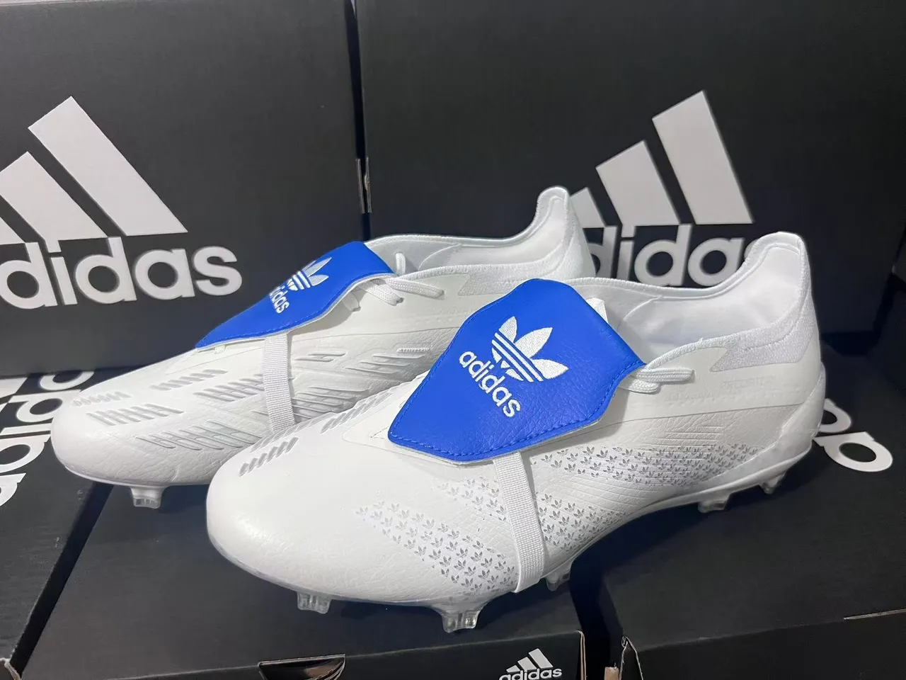 Adidas blanc et bleu sans lacets fermeture à brides contrefort talon translucide terrain ferme chaussures de football 9