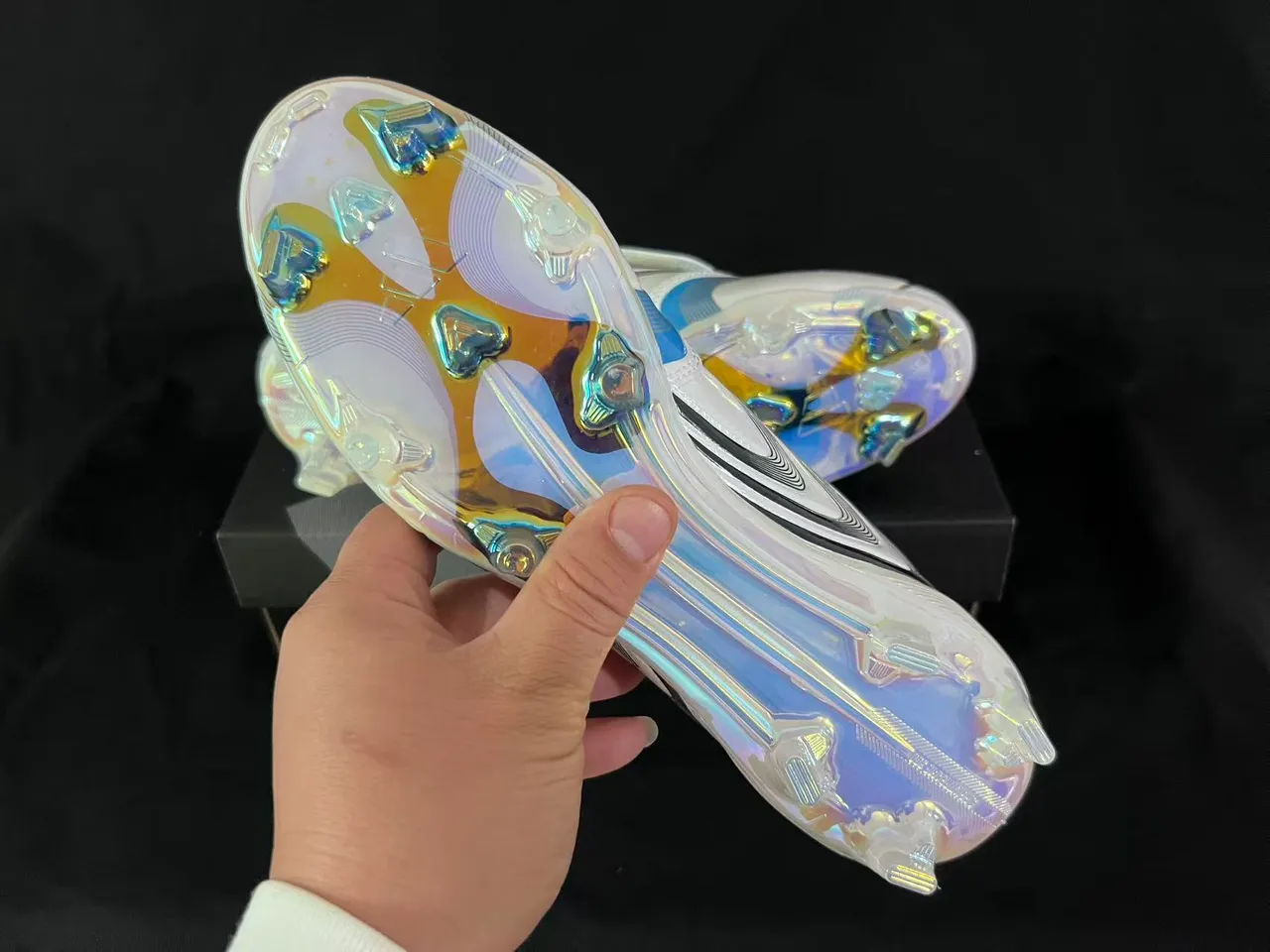 Adidas Chaussures de football blanc et bleu à col en chaussette, motif en vagues, trois bandes et surface ferme 2