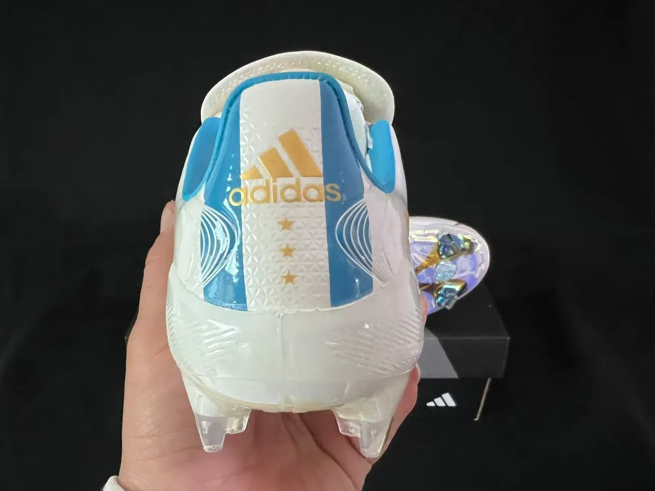 Adidas Chaussures de football blanc et bleu à col en chaussette, motif en vagues, trois bandes et surface ferme 3
