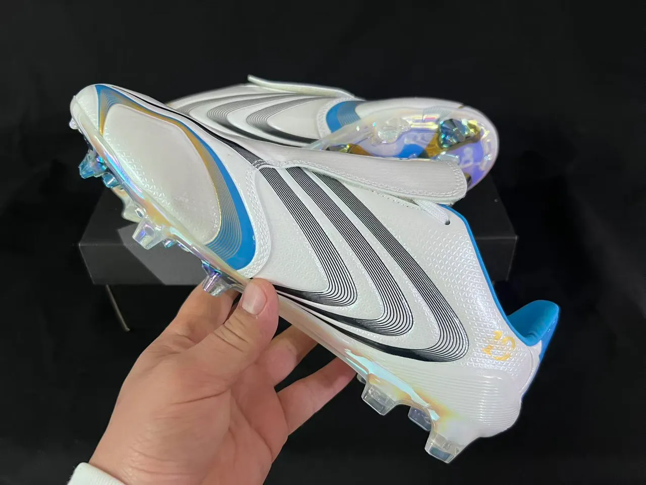 Adidas Chaussures de football blanc et bleu à col en chaussette, motif en vagues, trois bandes et surface ferme 4