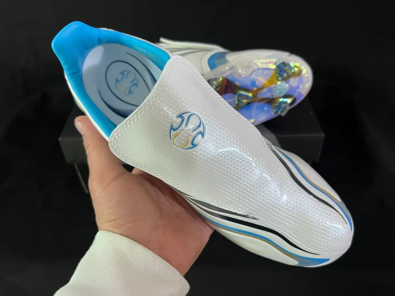 Adidas Chaussures de football blanc et bleu à col en chaussette, motif en vagues, trois bandes et surface ferme 5