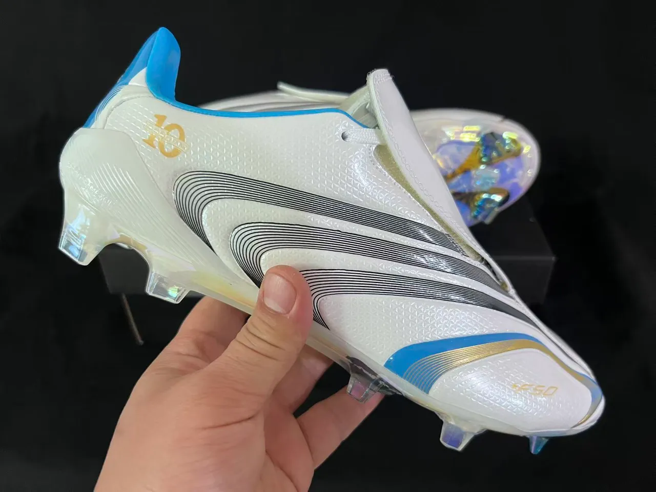 Adidas Chaussures de football blanc et bleu à col en chaussette, motif en vagues, trois bandes et surface ferme 6