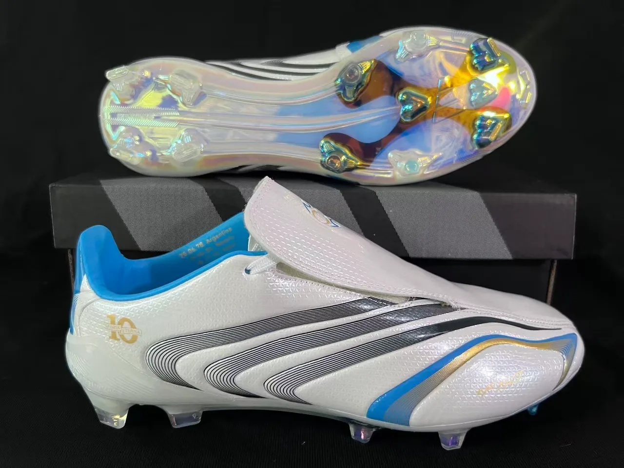 Adidas Chaussures de football blanc et bleu à col en chaussette, motif en vagues, trois bandes et surface ferme 7