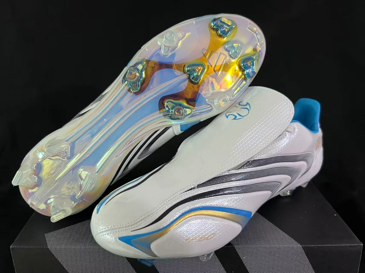 Adidas Chaussures de football blanc et bleu à col en chaussette, motif en vagues, trois bandes et surface ferme 8