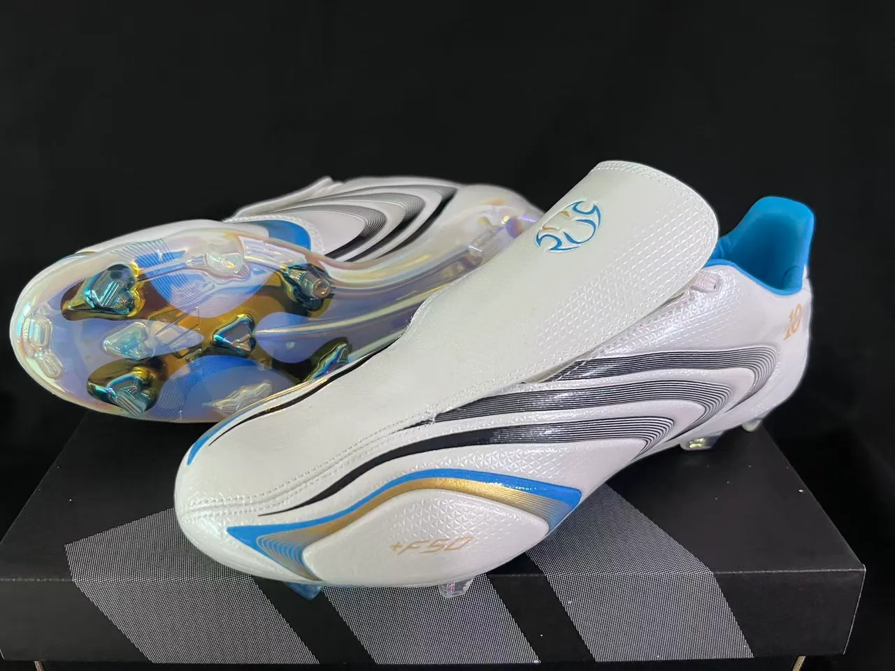 Adidas Chaussures de football blanc et bleu à col en chaussette, motif en vagues, trois bandes et surface ferme 9