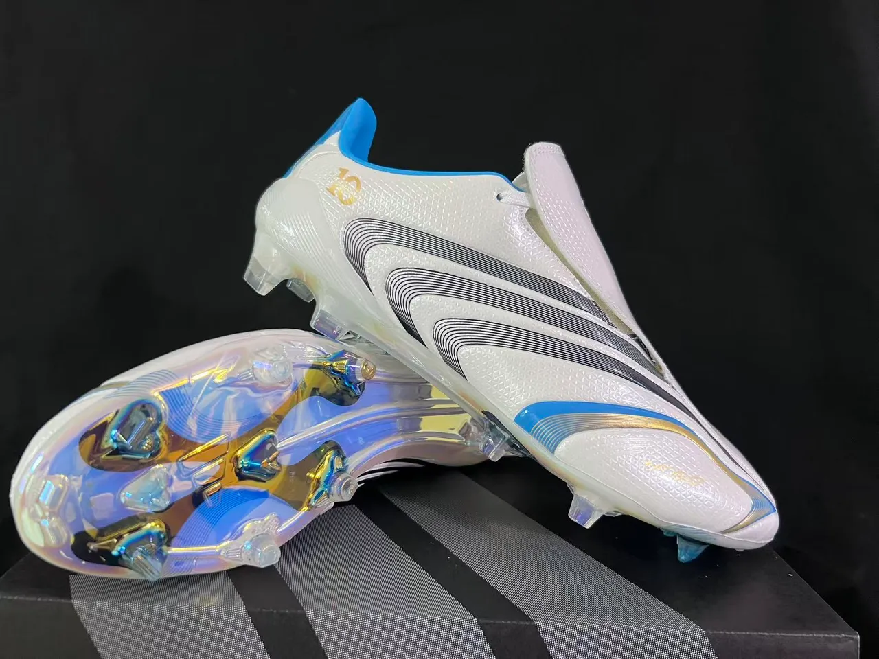 Adidas Chaussures de football blanc et bleu à col en chaussette, motif en vagues, trois bandes et surface ferme 11