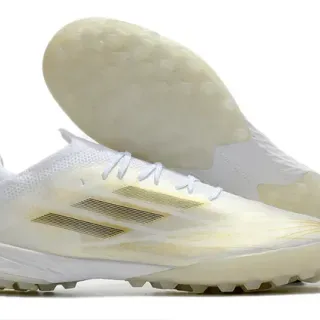 Adidas Zapatillas de fútbol turf blancas y doradas de perfil bajo con forro sintético y rayas metálicas