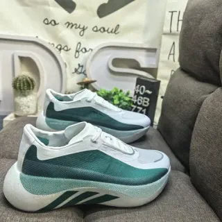 Adidas सफेद हरा बुनवाई ऊपरी नक्काशीदार मिडसोल लाइफस्टाइल स्नीकर