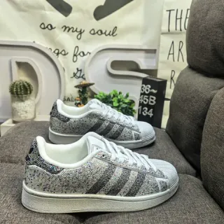 Adidas सफेद बहुरंगी क्रिस्टल सज्जित शेल टो लाइफस्टाइल स्नीकर्स