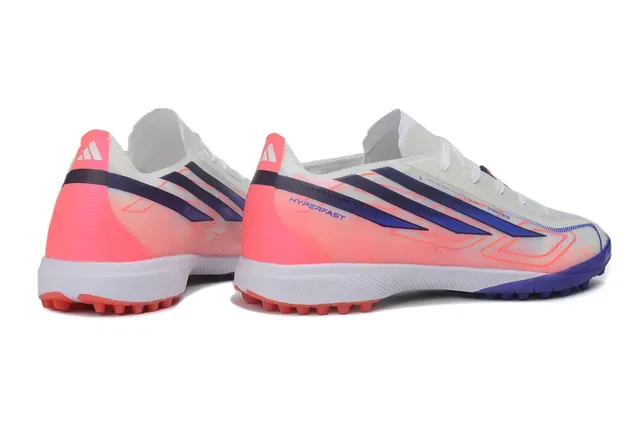 Adidas Chaussures de football turf blanches et violettes à l'empeigne synthétique low-cut avec overlay en dégradé 5