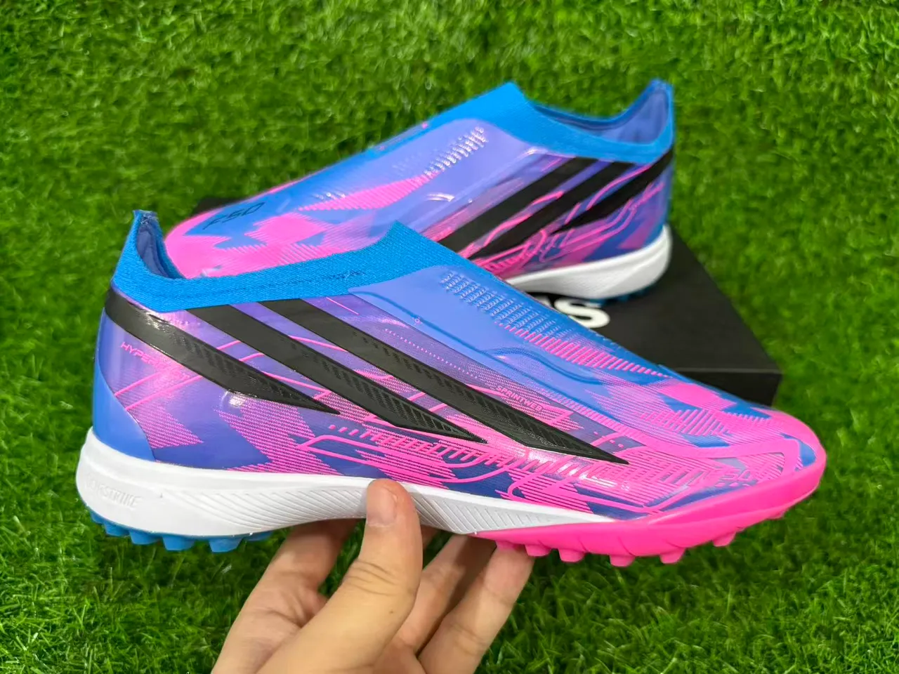 Adidas X Sapatos de futebol de grama com upper sock-fit rosa roxo com overlay de degradê iridescente 3