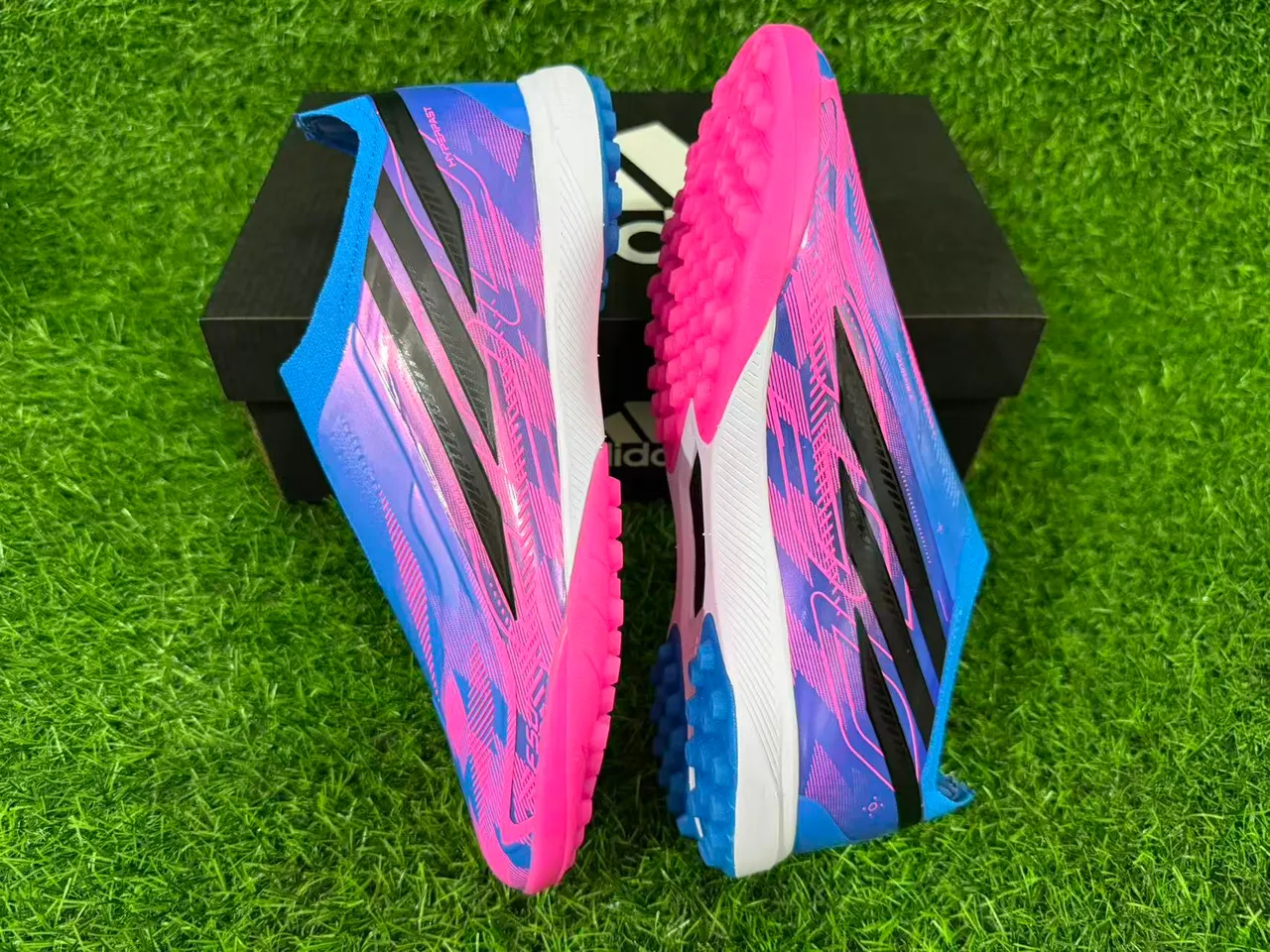 Adidas X Sapatos de futebol de grama com upper sock-fit rosa roxo com overlay de degradê iridescente 4