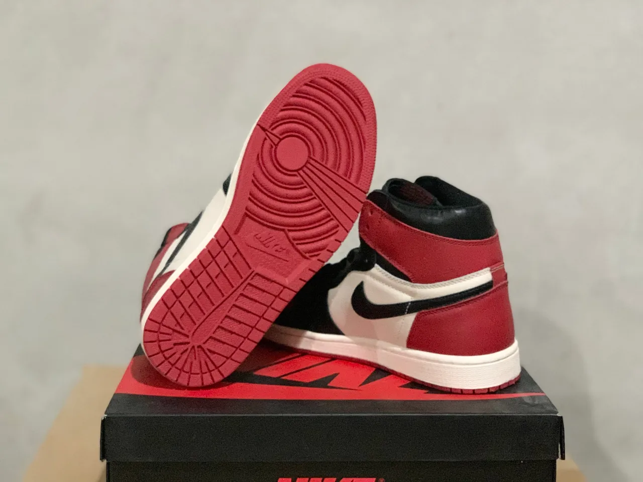 Air Jordan 1 Black Red High-Top Leather-Paneled Basketball Shoes 2
