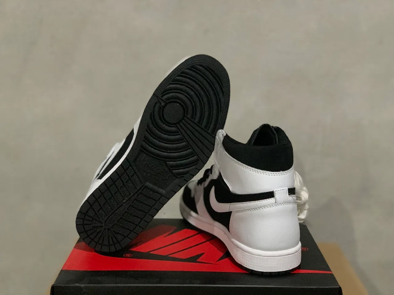 Air Jordan 1 High Black and White Basketball Shoes 2