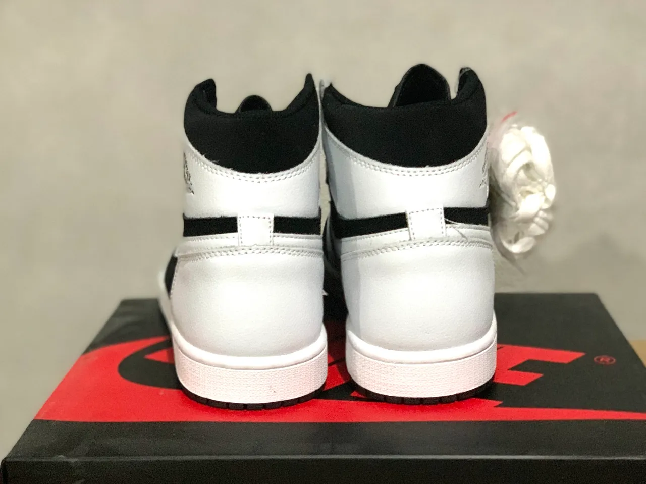 Air Jordan 1 High Black and White Basketball Shoes 3