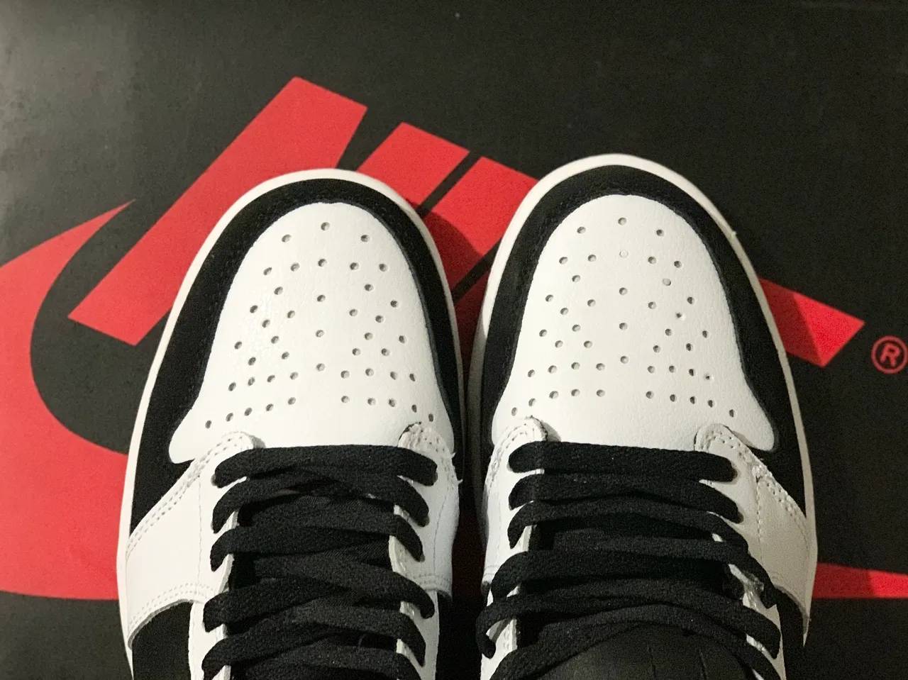 Air Jordan 1 High Black and White Basketball Shoes 4