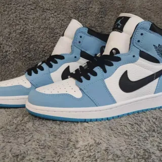 Air Jordan 1 High 浅蓝白黑篮球鞋