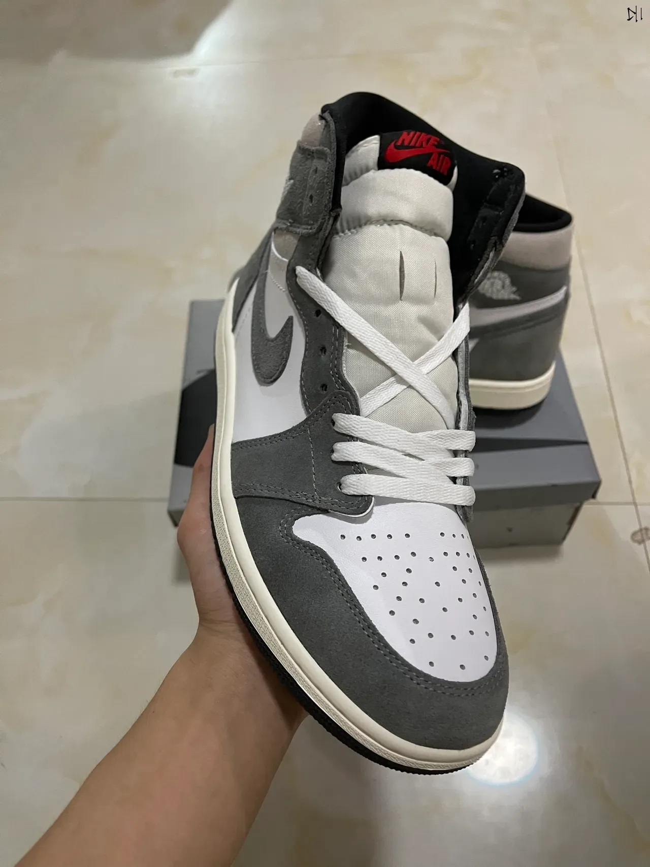 Air Jordan 1 High Top Chaussures de Basketball Blanc et Gris en Daim 2