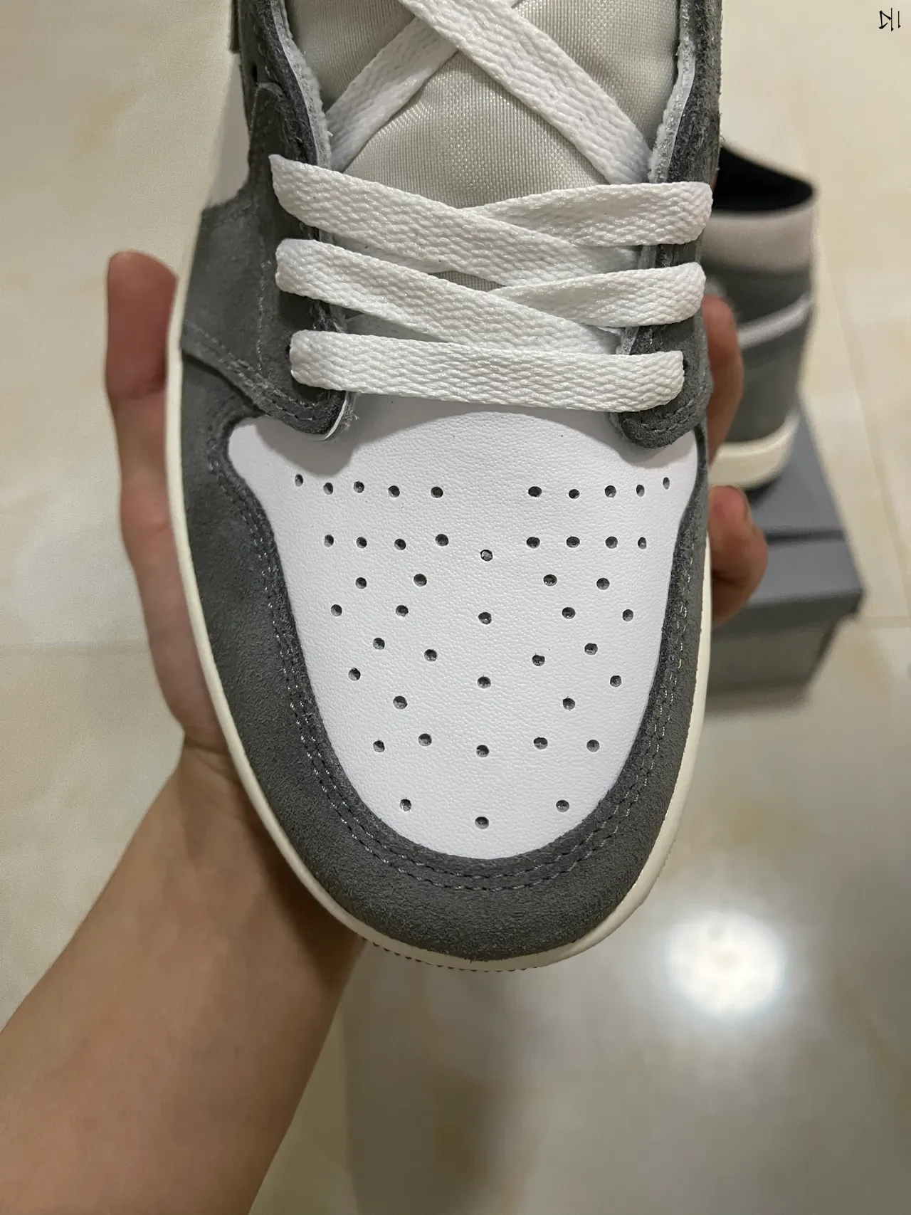 Air Jordan 1 High Top Chaussures de Basketball Blanc et Gris en Daim 3