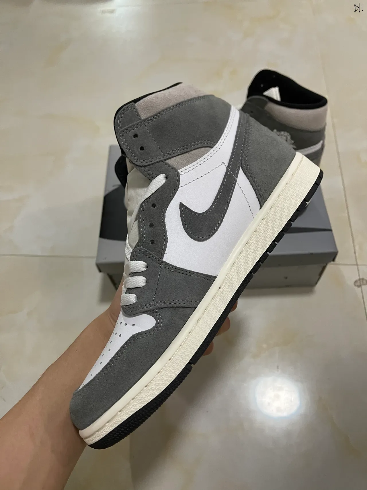 Air Jordan 1 High Top Chaussures de Basketball Blanc et Gris en Daim 4
