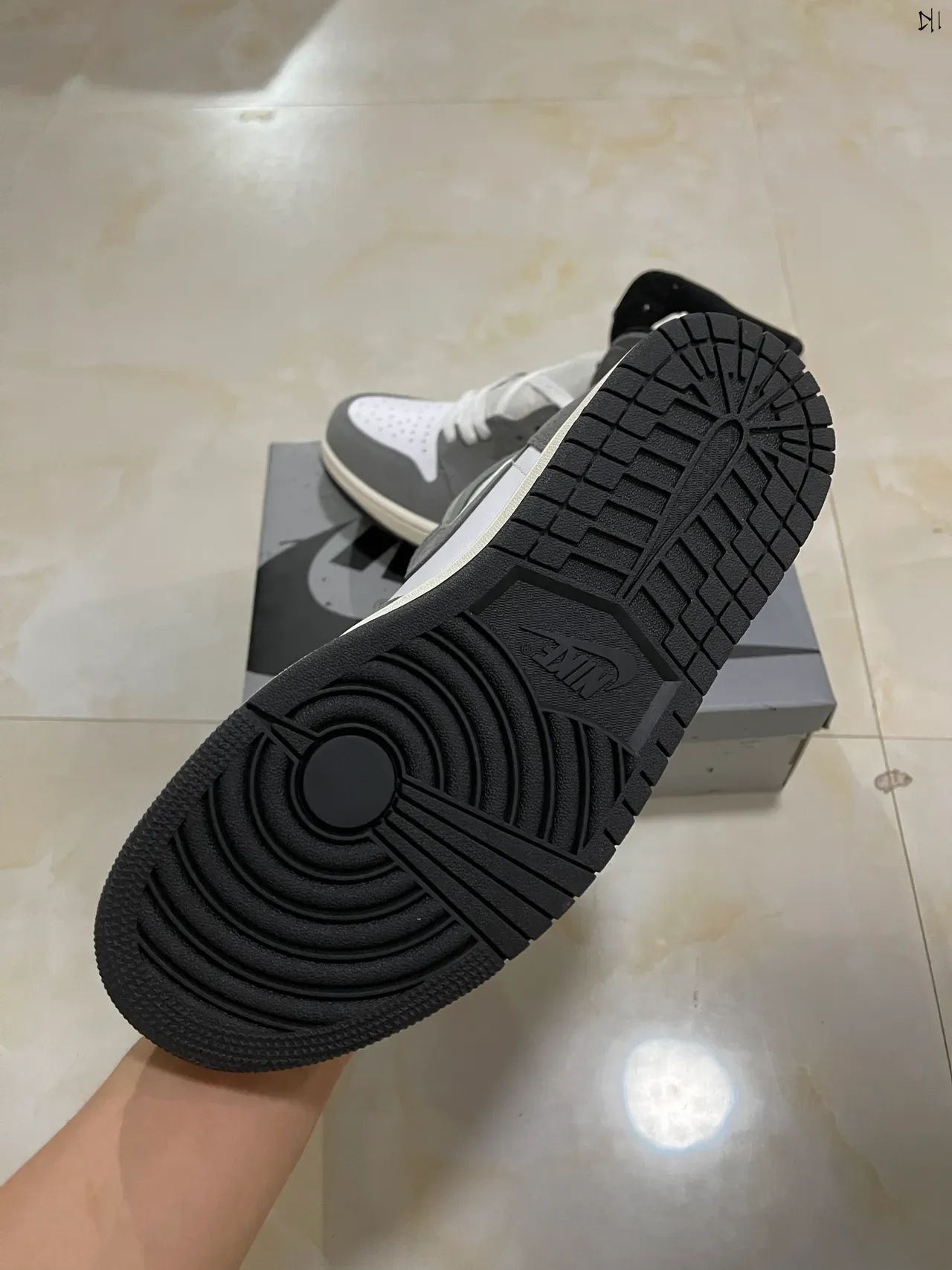 Air Jordan 1 High Top Chaussures de Basketball Blanc et Gris en Daim 5