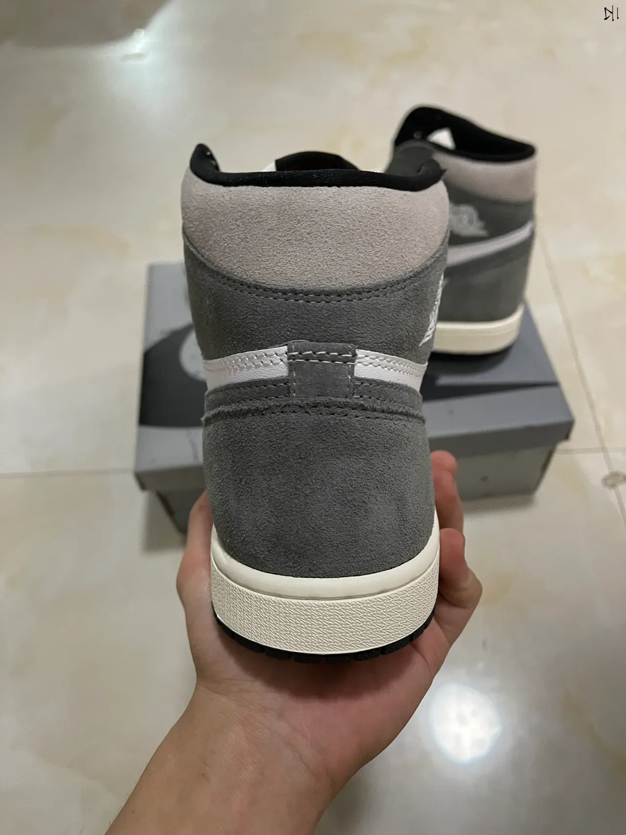 Air Jordan 1 High Top Chaussures de Basketball Blanc et Gris en Daim 6