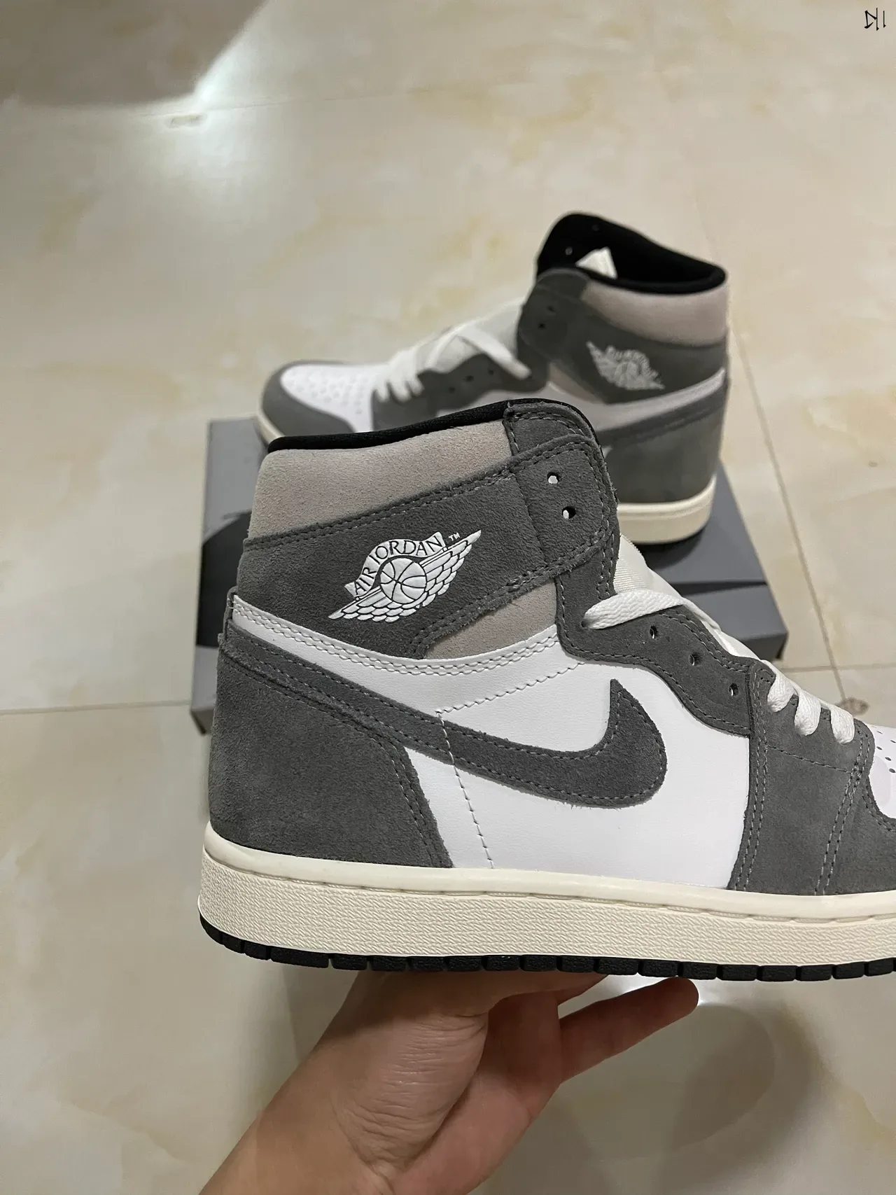 Air Jordan 1 High Top Chaussures de Basketball Blanc et Gris en Daim 7