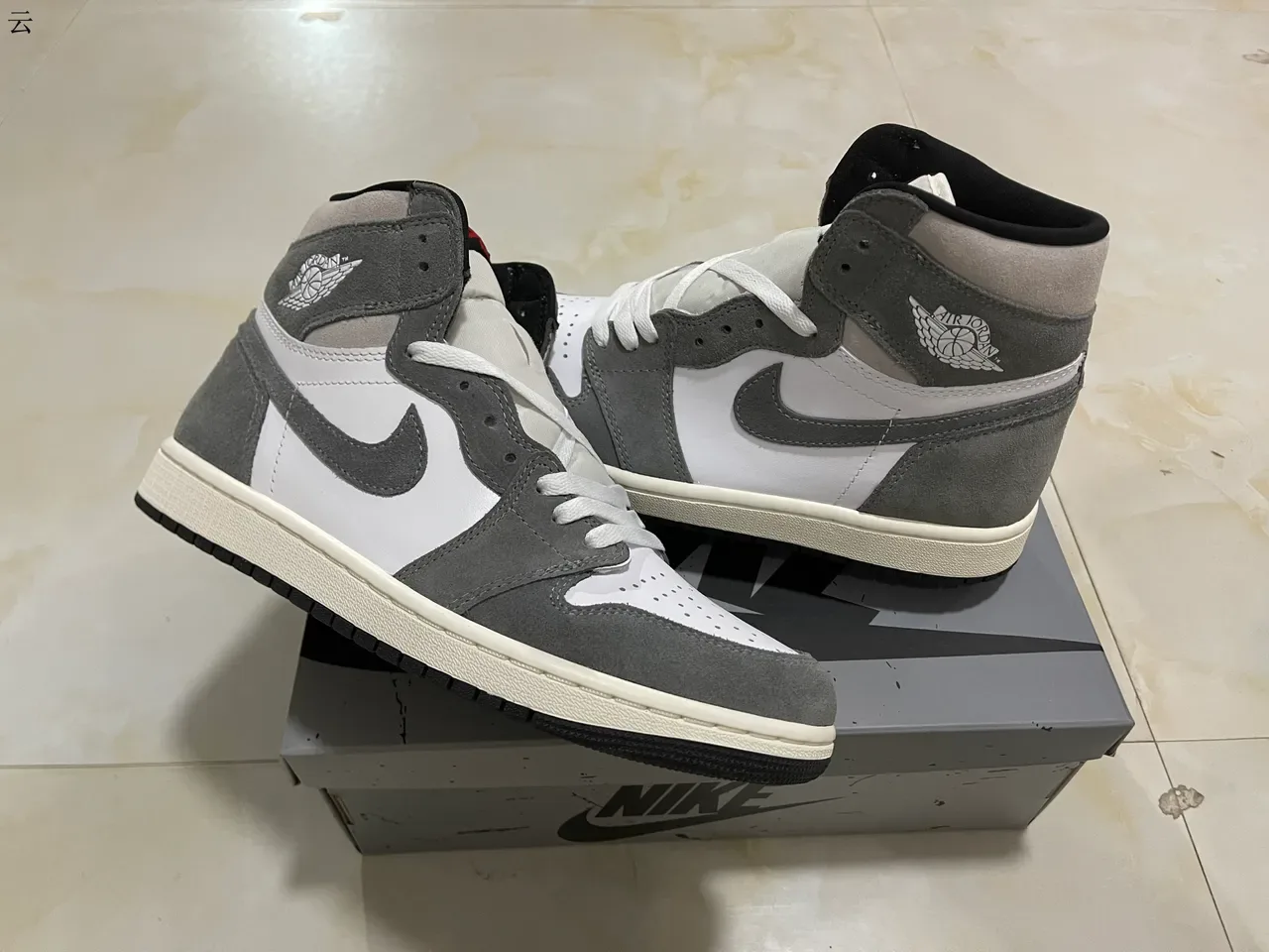 Air Jordan 1 High Top Chaussures de Basketball Blanc et Gris en Daim 8