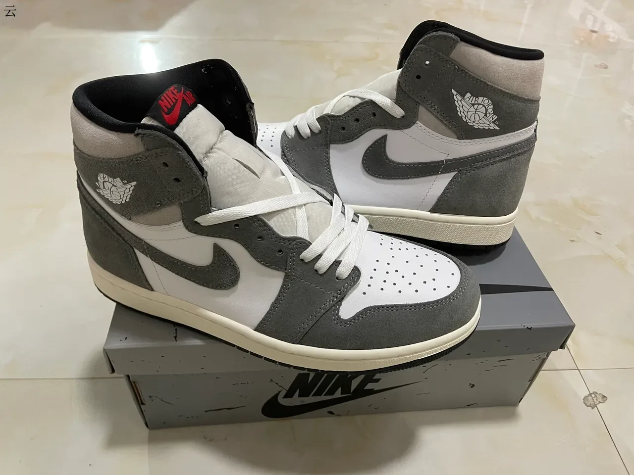 Air Jordan 1 High Top Chaussures de Basketball Blanc et Gris en Daim 9