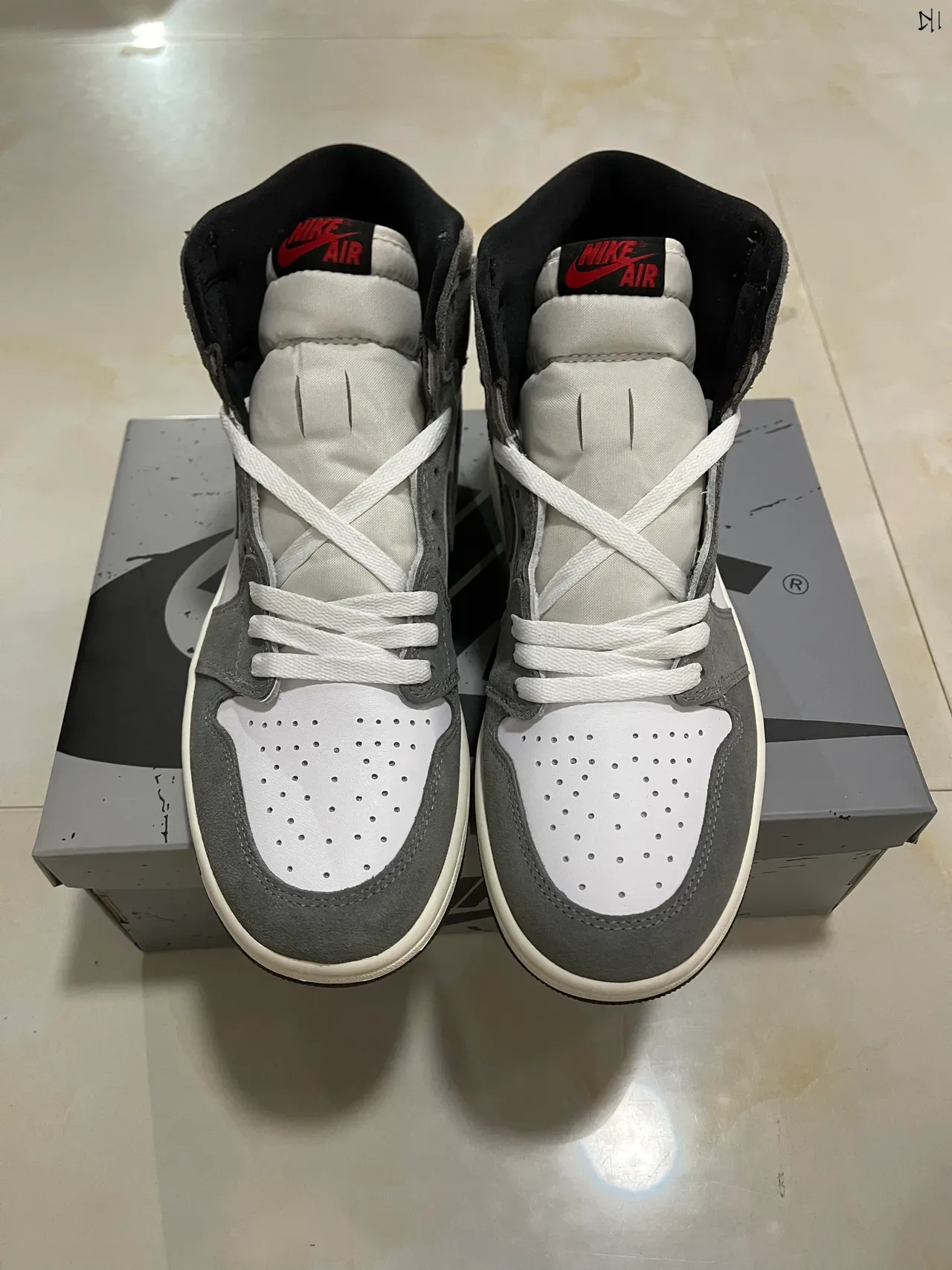 Air Jordan 1 High Top Chaussures de Basketball Blanc et Gris en Daim 10