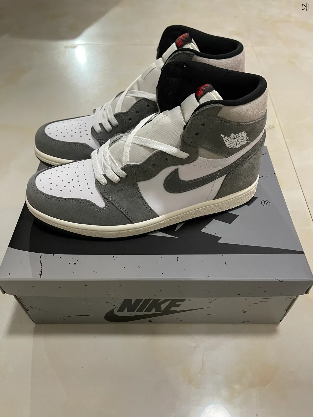 Air Jordan 1 High Top Chaussures de Basketball Blanc et Gris en Daim 11