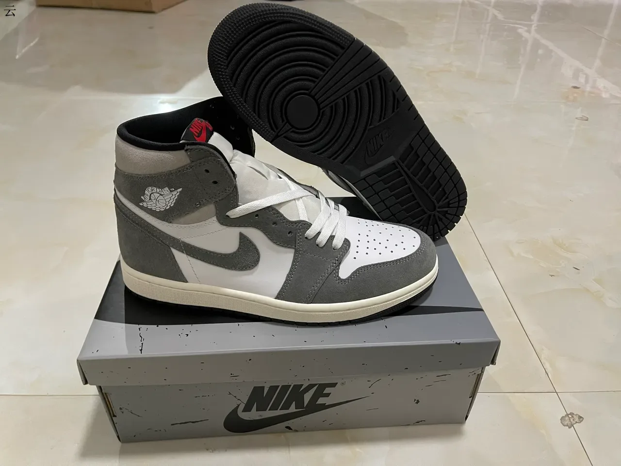 Air Jordan 1 High Top Chaussures de Basketball Blanc et Gris en Daim 12