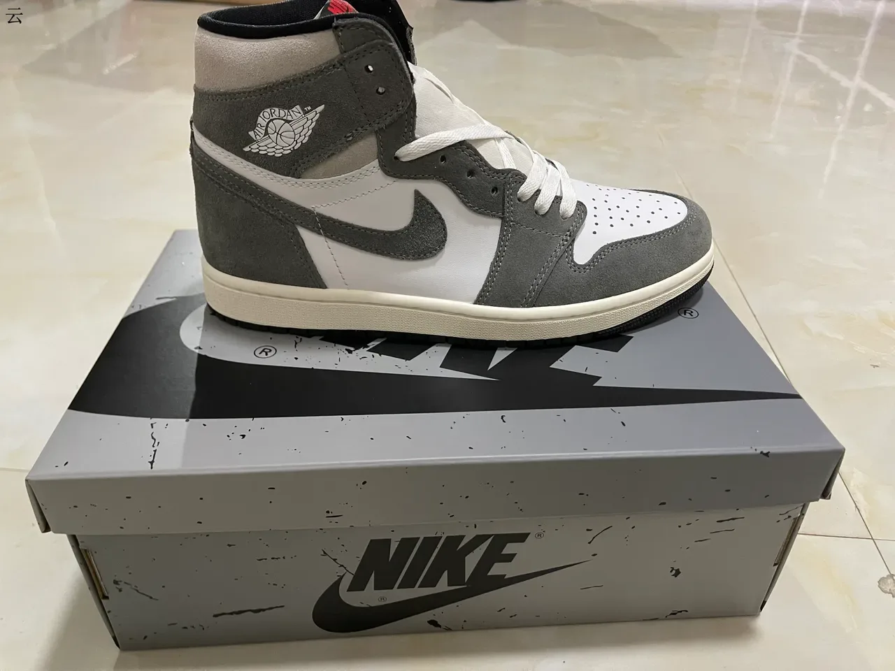 Air Jordan 1 High Top Chaussures de Basketball Blanc et Gris en Daim 13