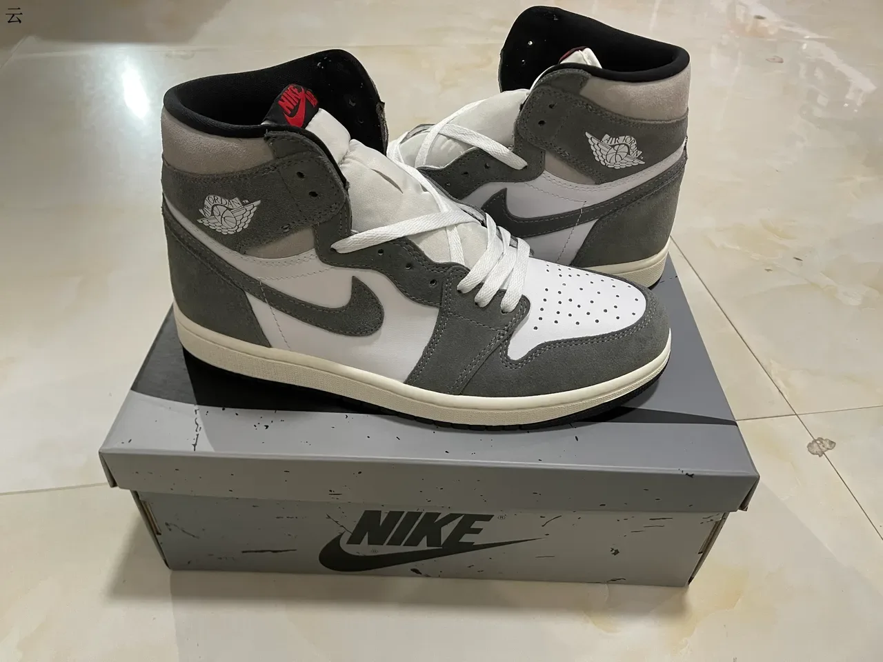 Air Jordan 1 High Top Chaussures de Basketball Blanc et Gris en Daim 14
