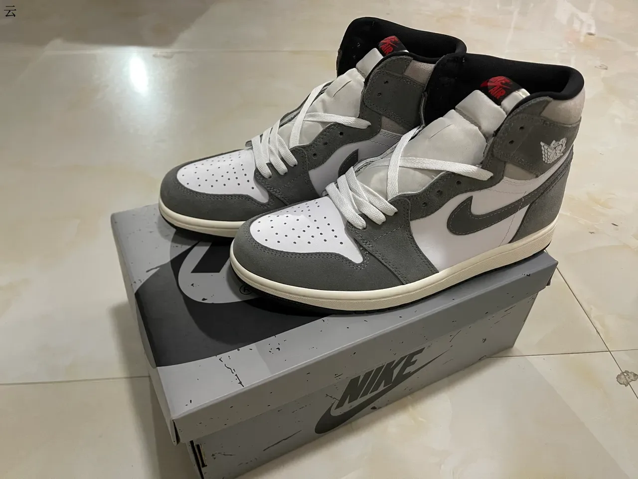 Air Jordan 1 High Top Chaussures de Basketball Blanc et Gris en Daim 15