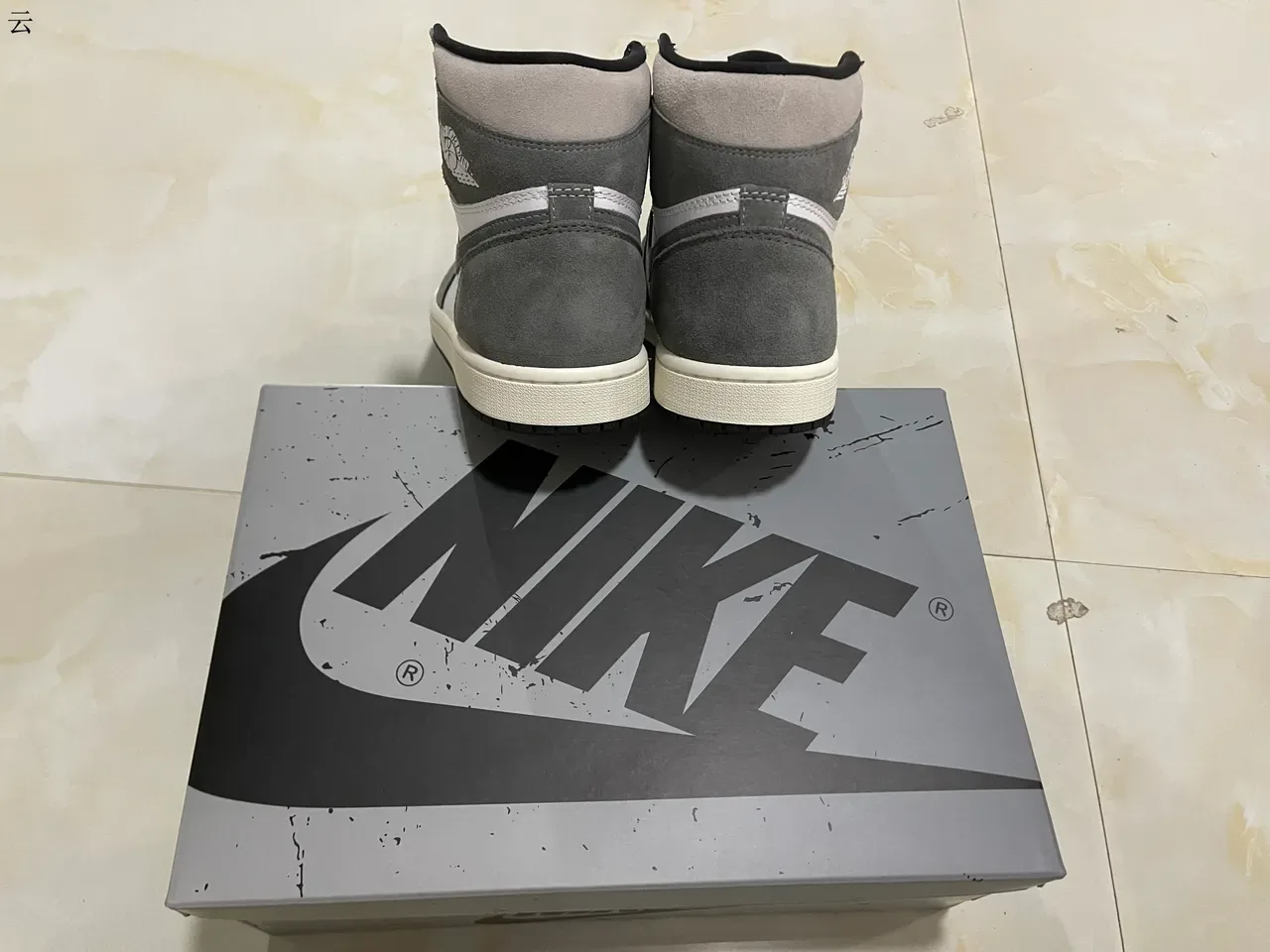 Air Jordan 1 High Top Chaussures de Basketball Blanc et Gris en Daim 16