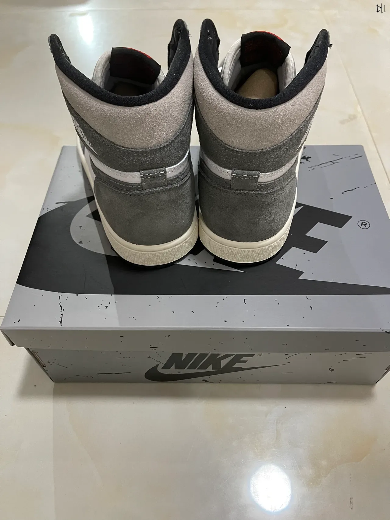 Air Jordan 1 High Top Chaussures de Basketball Blanc et Gris en Daim 17