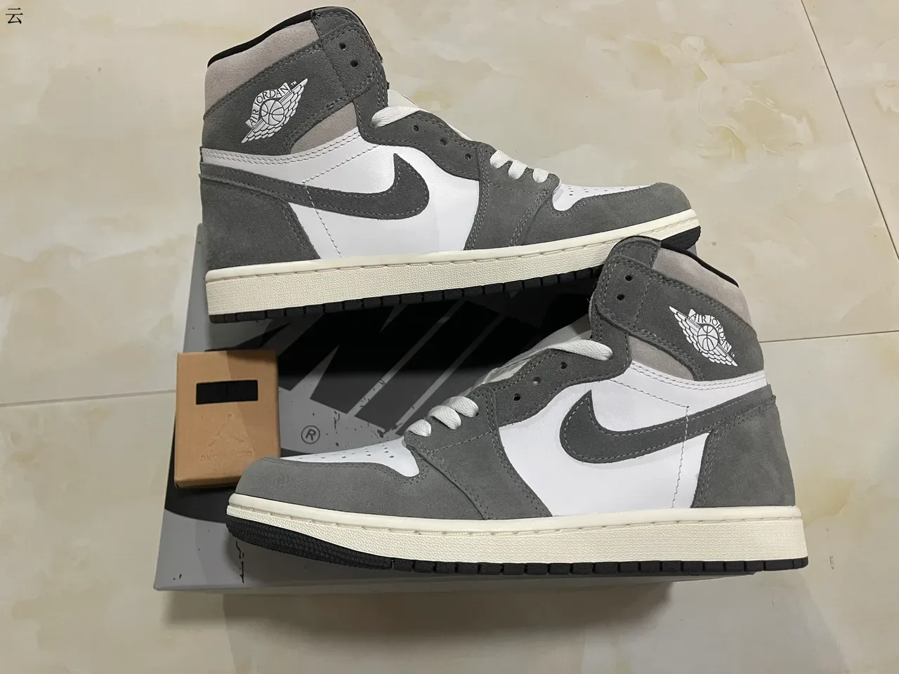 Air Jordan 1 High Top Chaussures de Basketball Blanc et Gris en Daim 18