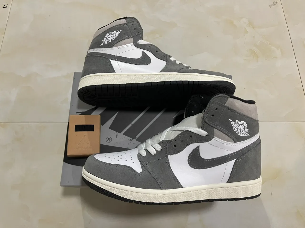 Air Jordan 1 High Top Chaussures de Basketball Blanc et Gris en Daim 19