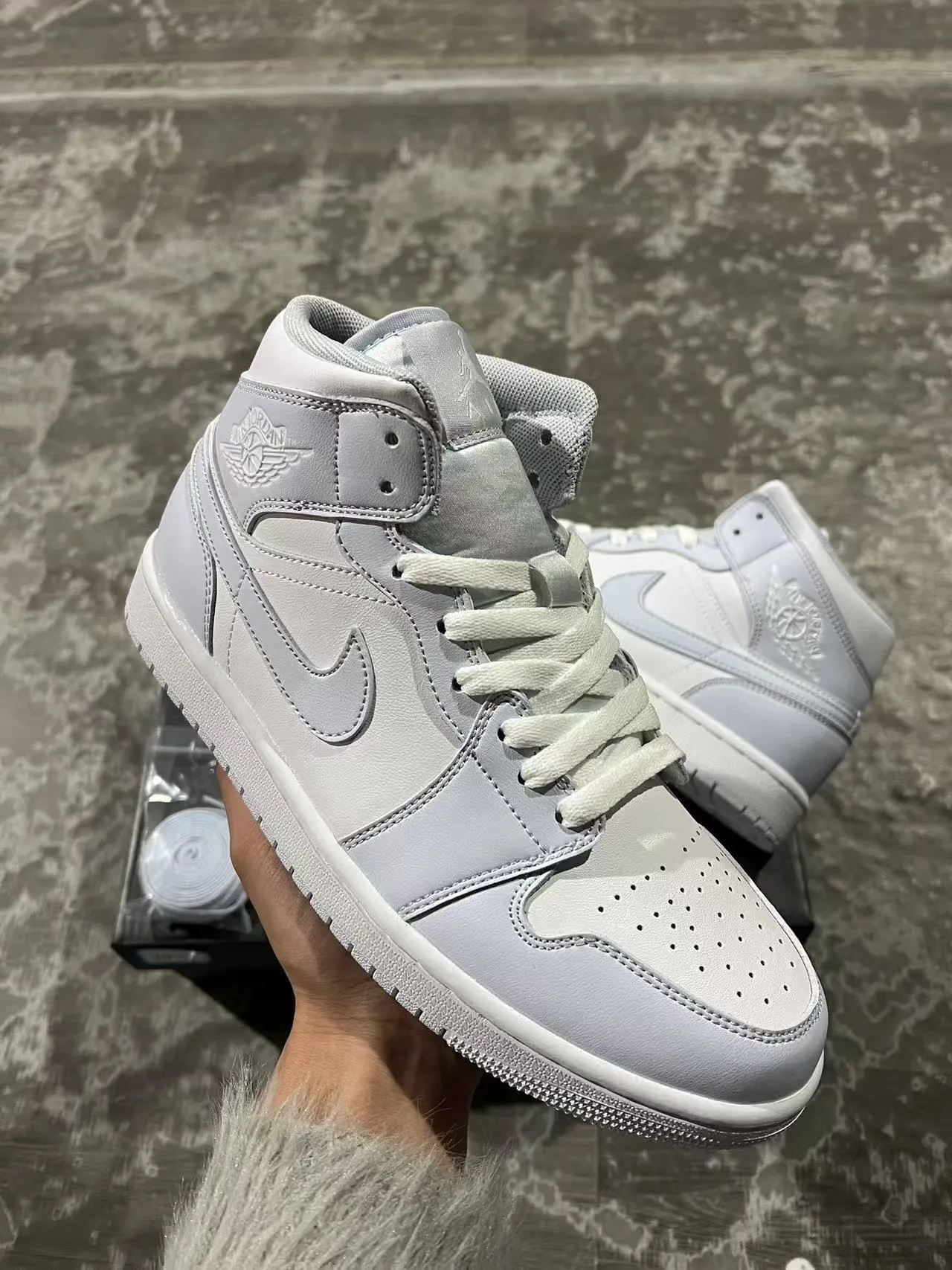 Chaussures de basketball Air Jordan 1 Mid monochromes gris clair 2