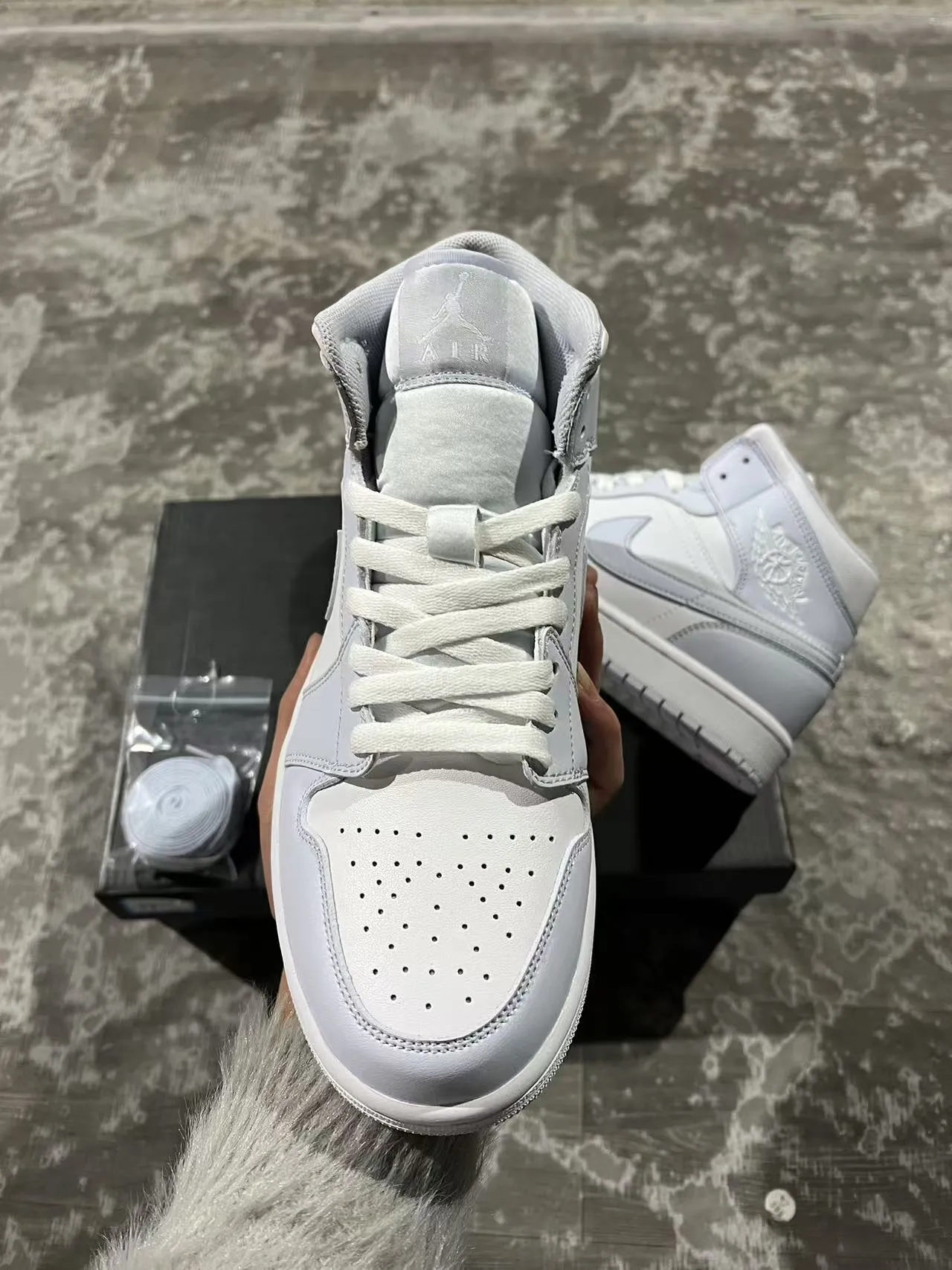 Chaussures de basketball Air Jordan 1 Mid monochromes gris clair 3
