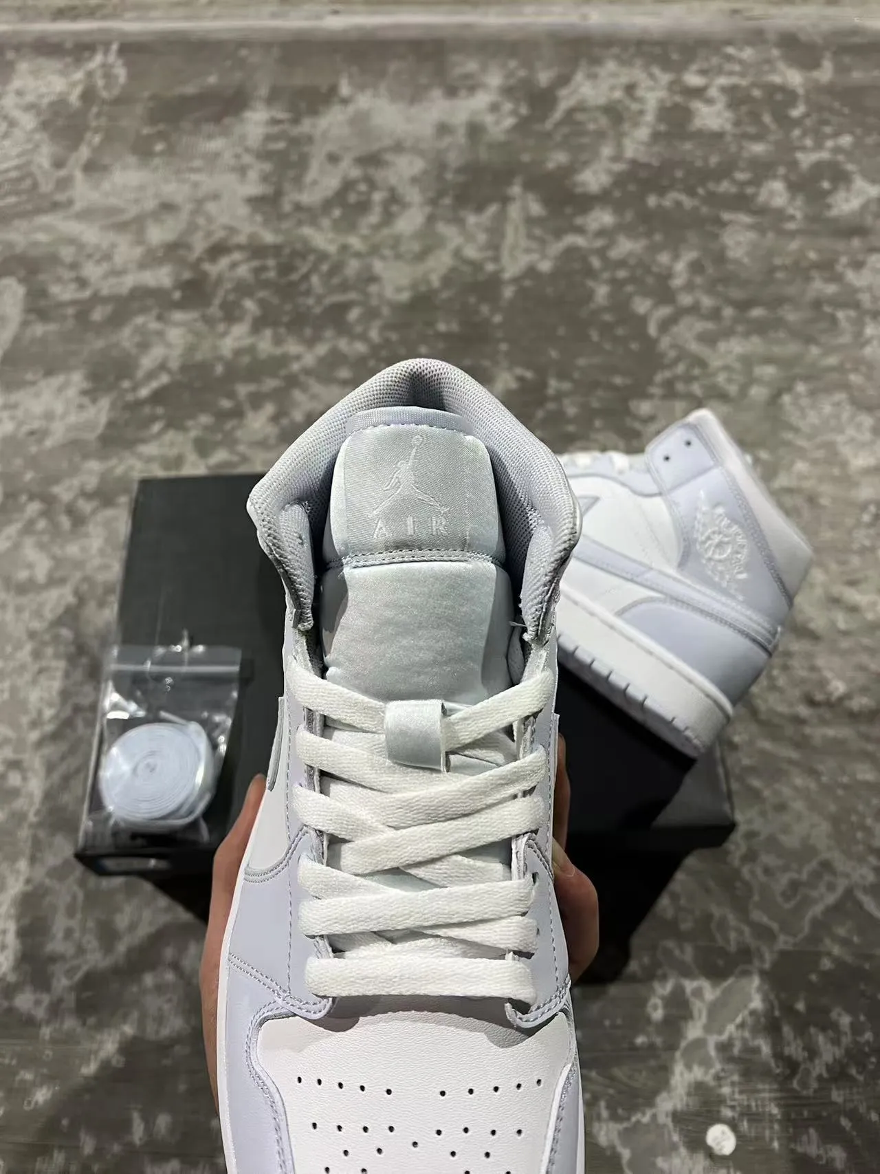 Chaussures de basketball Air Jordan 1 Mid monochromes gris clair 4
