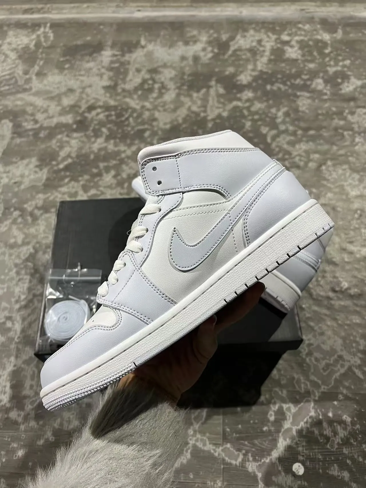 Chaussures de basketball Air Jordan 1 Mid monochromes gris clair 5
