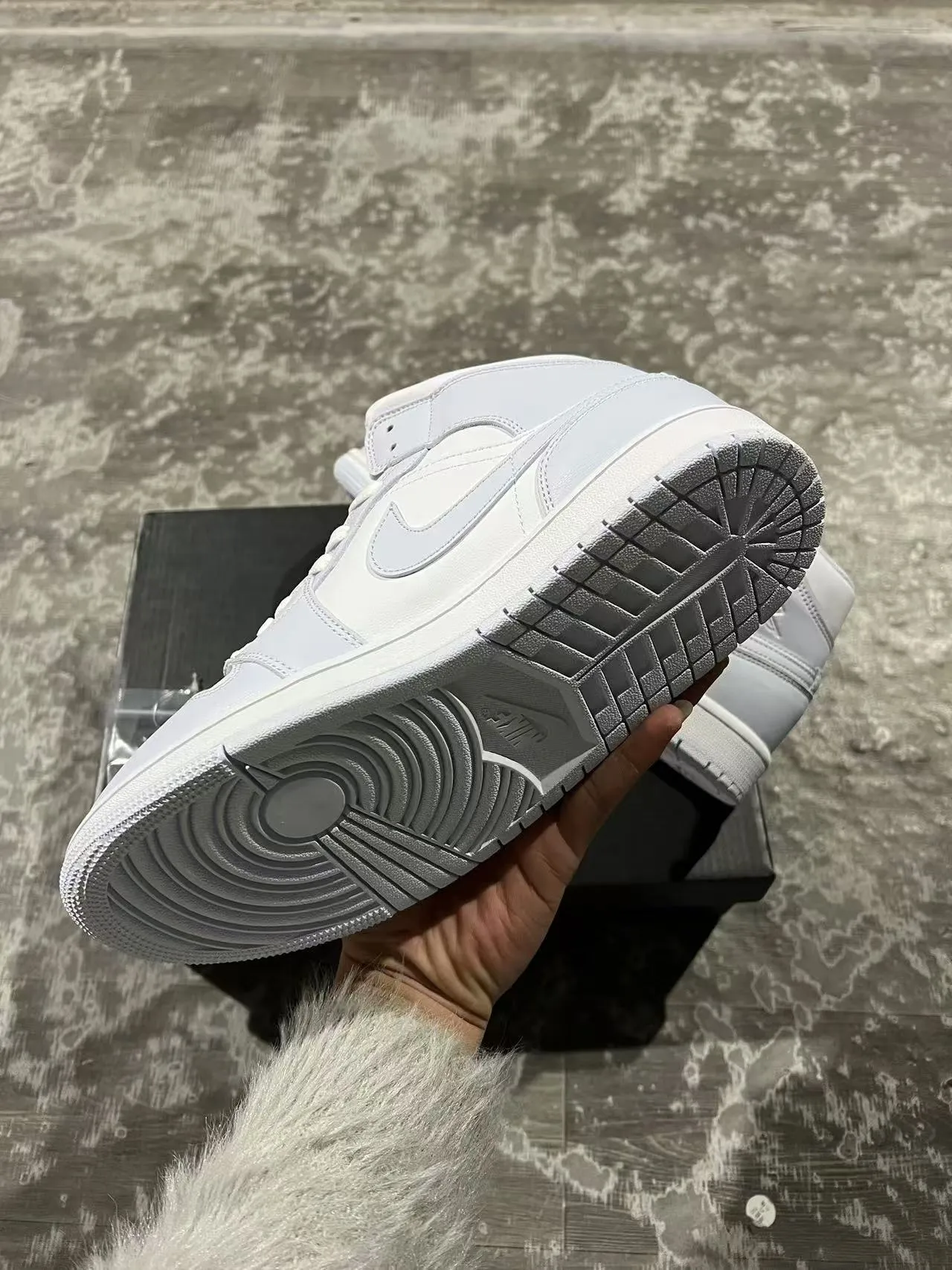 Chaussures de basketball Air Jordan 1 Mid monochromes gris clair 6