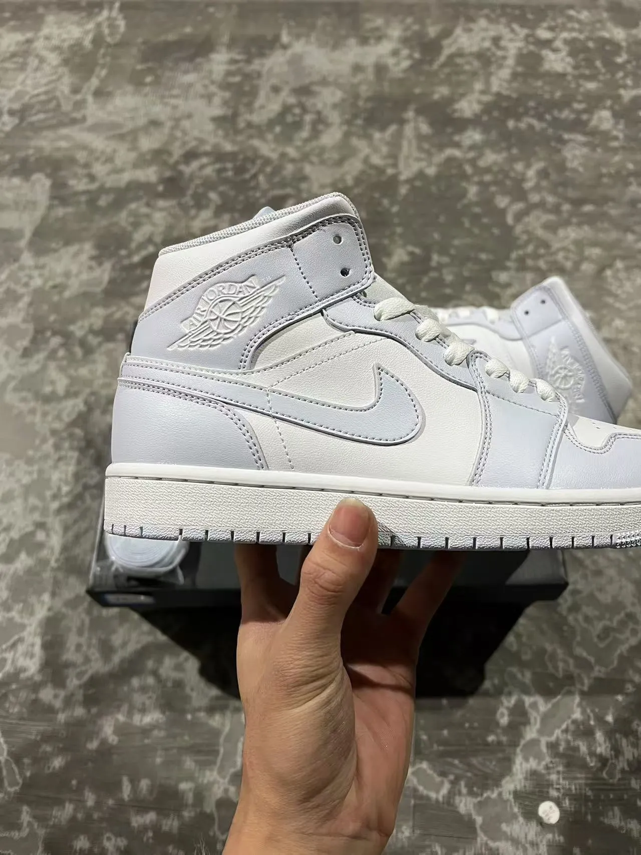 Chaussures de basketball Air Jordan 1 Mid monochromes gris clair 7