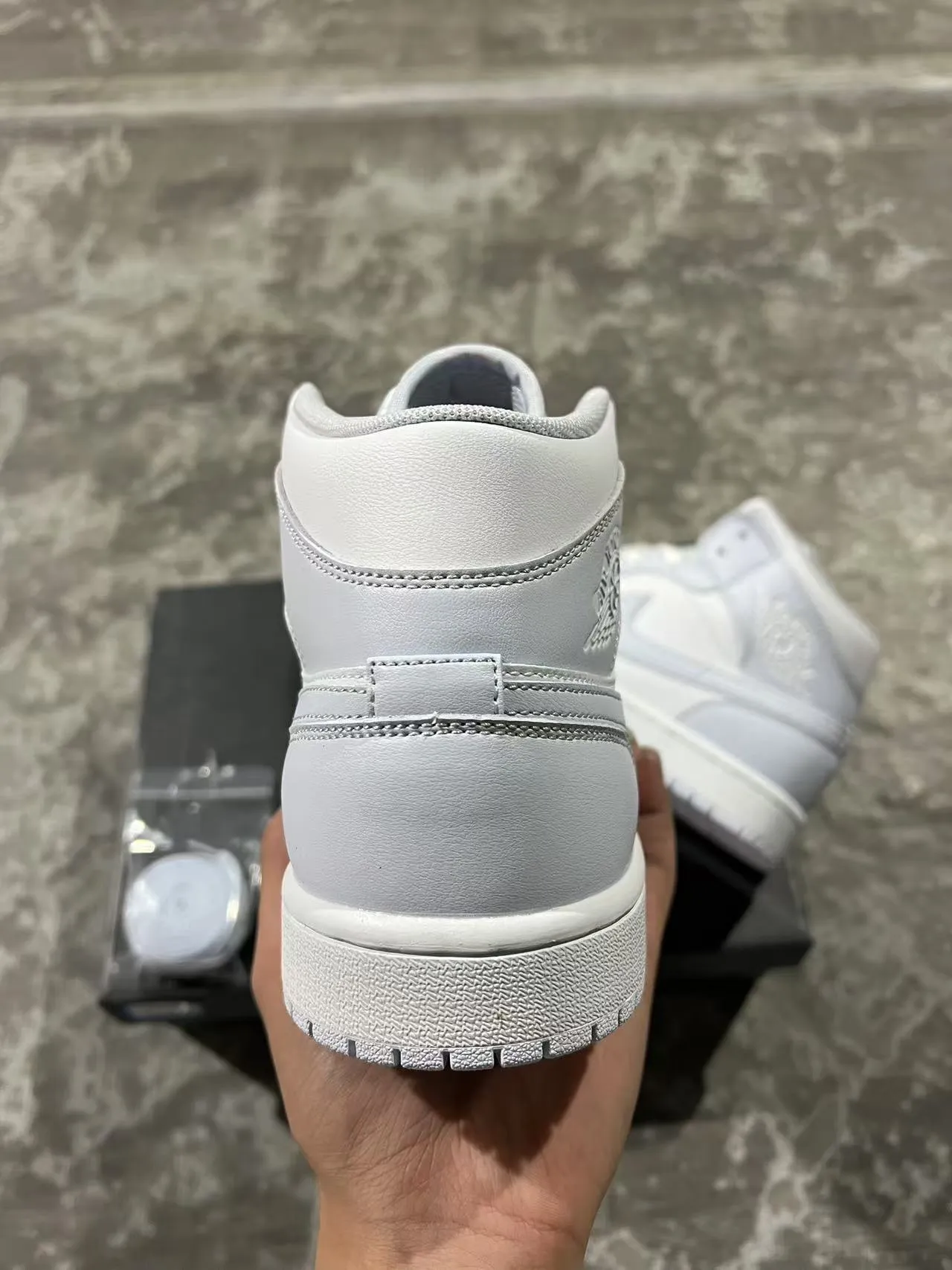 Chaussures de basketball Air Jordan 1 Mid monochromes gris clair 8